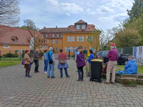 Wandergruppe vor dem Freudentaler Schloss